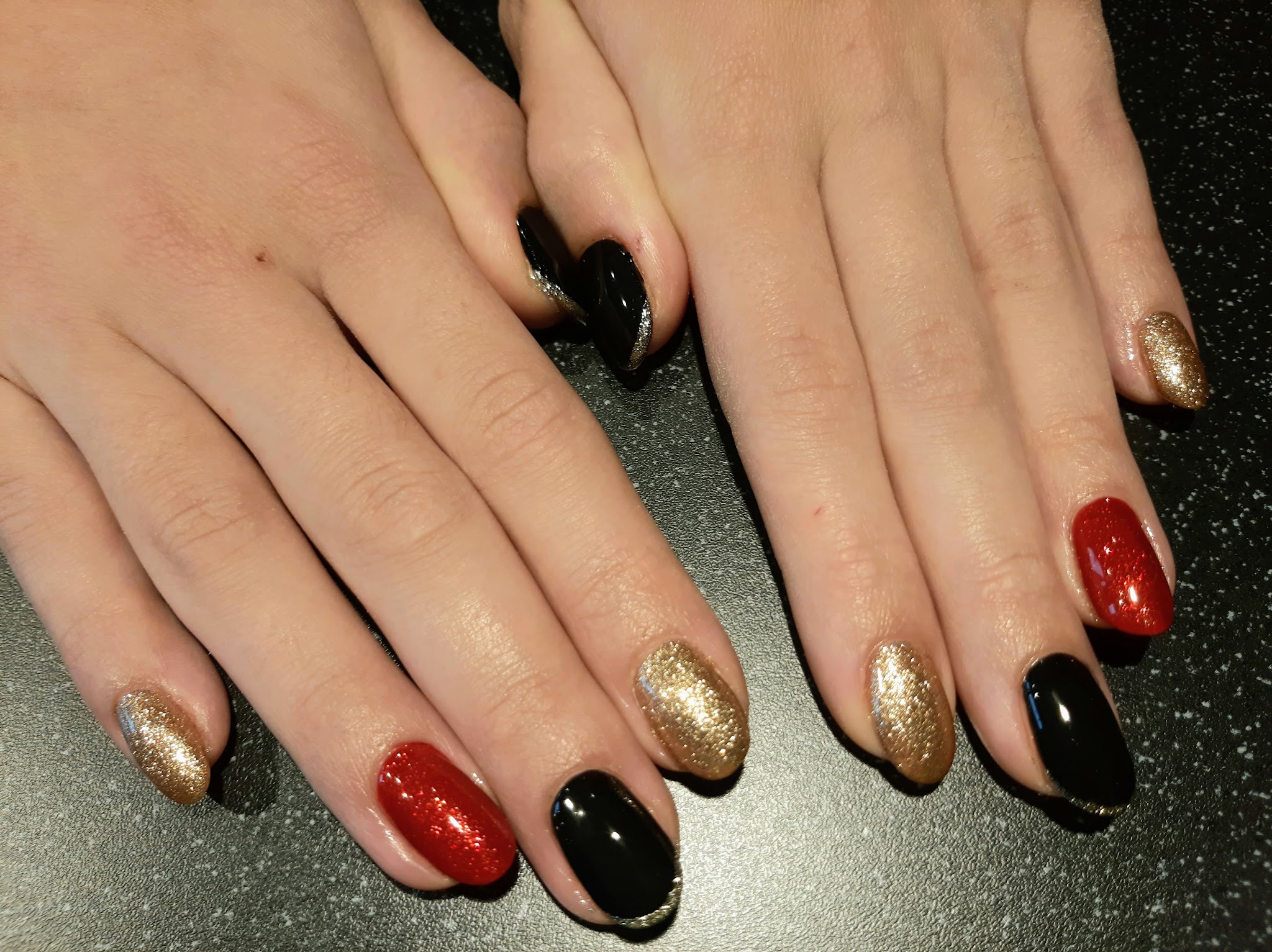 Kerstnagels in zwart, rood en gouden glitter