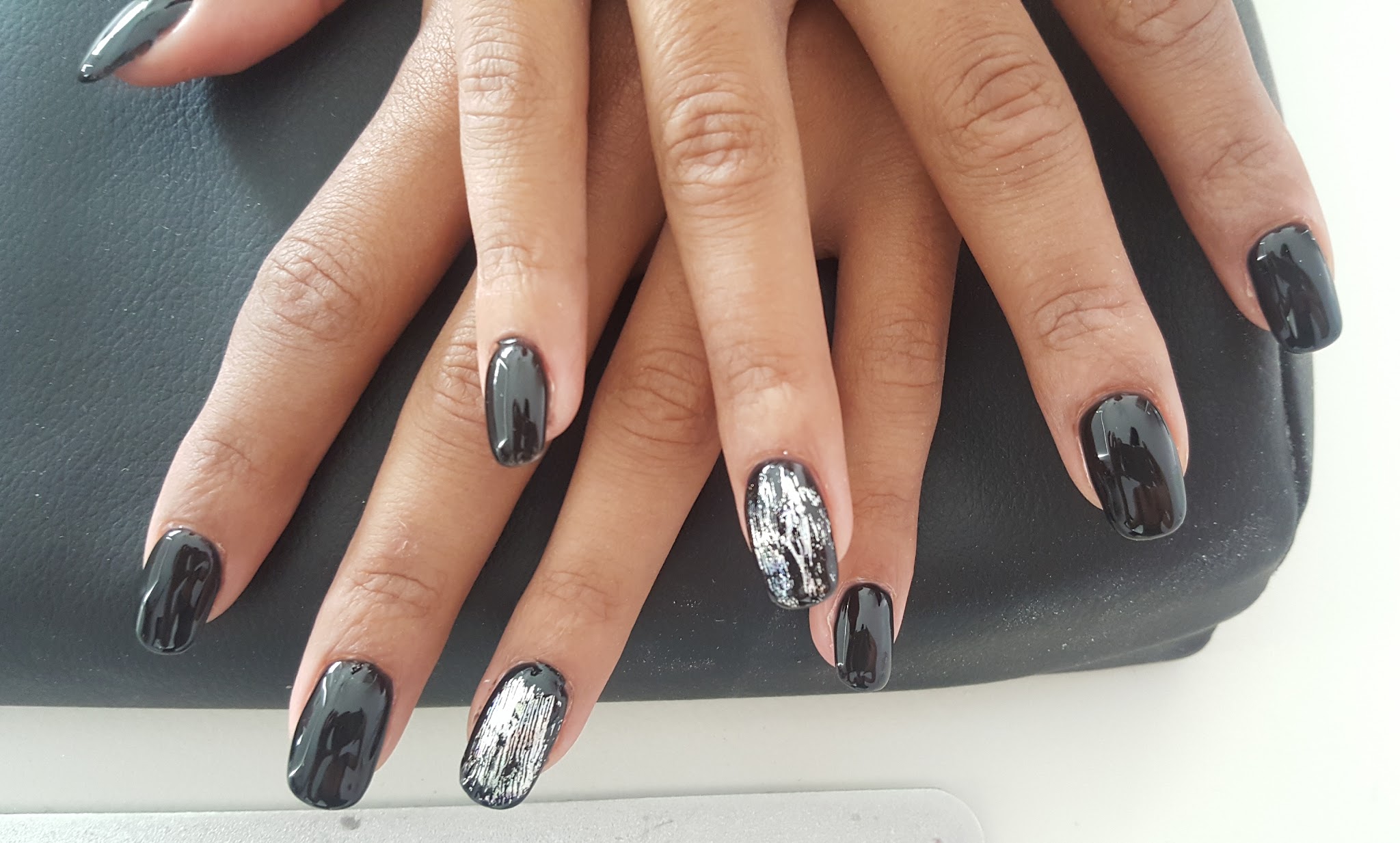 Zwarte gellak met zilverfolie op twee accentnagels